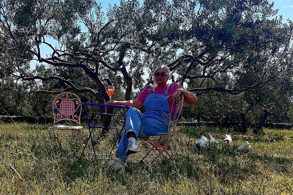 KOKOŠKE TRČE JOJ PO DVORIŠTU Danijela napustila život u gradu i luksuz: Sada sadi krompir, drži živinu i renovira kuću na ostrvu (Video)