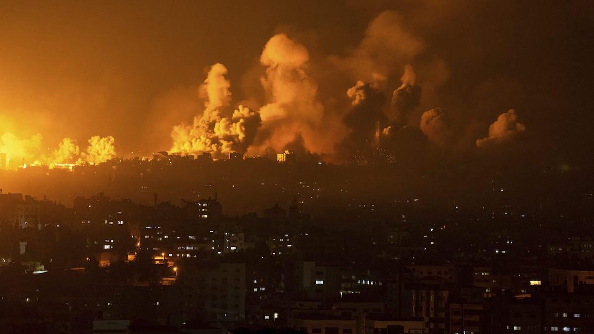 Po izraelskom nálete na mesto Gaza stúpa oheň a dym