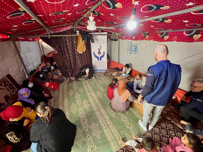 Nieformalny obóz uchodźców w Jordanii. Kolejka do lekarza