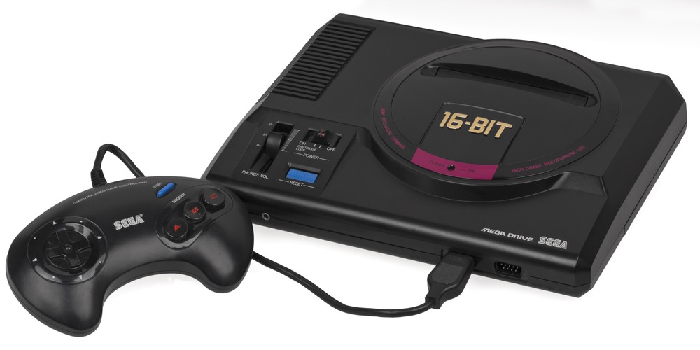 <b>Sega Mega Drive (1988)</b>
<br><br>
Pierwsza hitowa konsola od japońskiej firm SEGA. Co ciekawe w Ameryce Północnej konsola była sprzedawana pod nazwą Sega Genesis, gdyż firma nie uzyskała praw do nazwy Mega Drive. Do urządzenia można było dokupić dwa sprzętowe dodatki - napęd CD oraz przystawkę, która zmieniała 16 bitową konsolę w 32 bitowy sprzęt.
<br><br>
(fot. Wikimedia Commons, Evan-Amos)