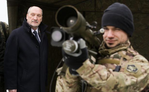 Macierewicz zapowiada utworzenie obrony terytorialnej. "Przechodzimy od słów do czynów"