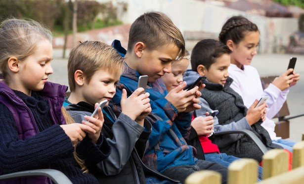 Nowe technologie zawsze były traktowane z nieufnością. Nie inaczej jest ze smartfonami.