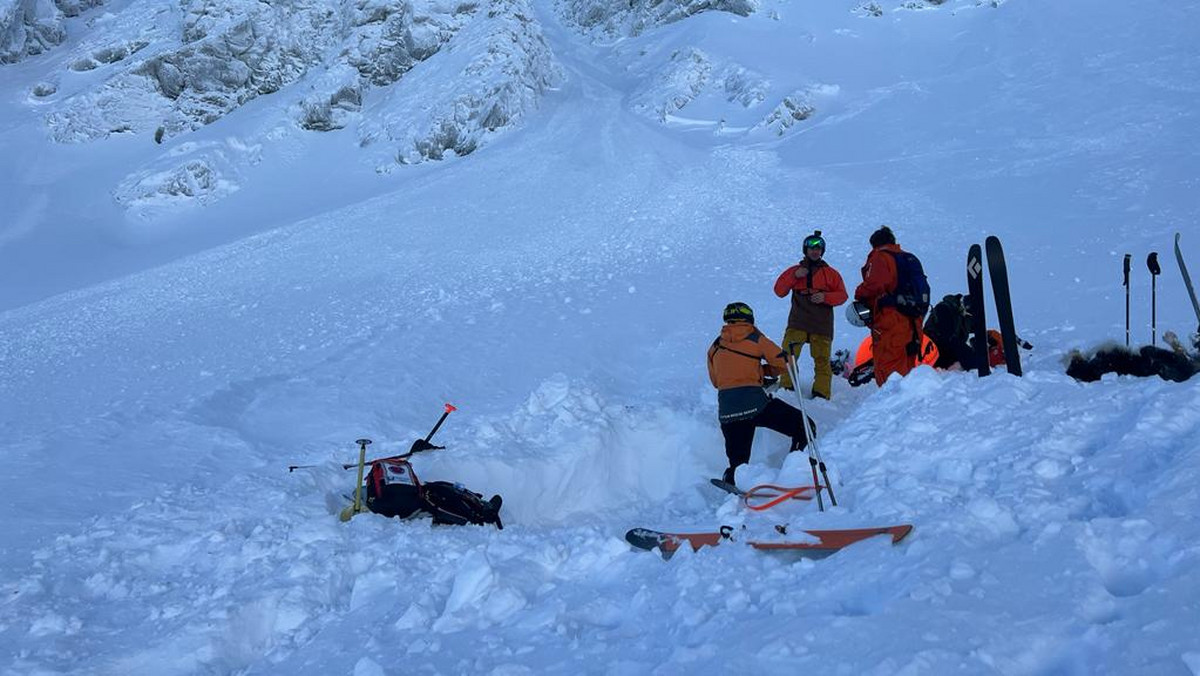 Lawina porwała polskich narciarzy w Tatrach. Dramatyczne nagranie
