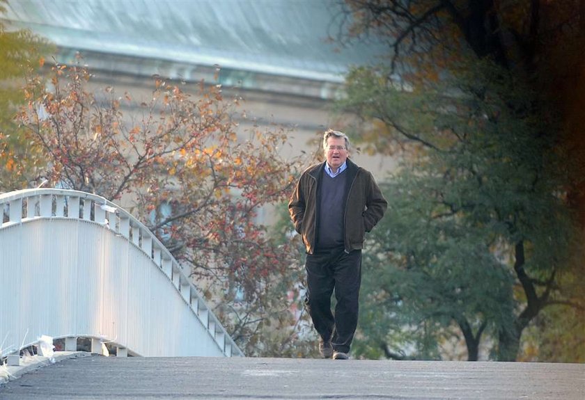 Komorowski do pracy piechotą, a garnitury limuzyną!  FOTO