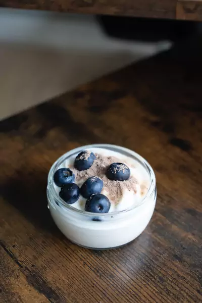 Roślinny jogurt z owocami