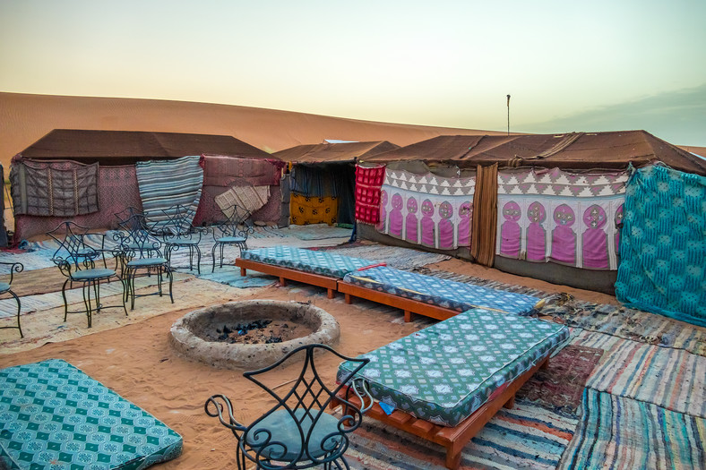 Namioty, w których nocują turyści na pustyni. Ten jest w zwykłym standardzie, w ofercie są jeszcze luksusowe 