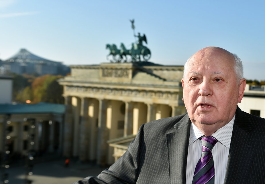 Michaił Gorbaczow w Berlinie w listopadzie 2014 r., w tle Brama Brandenburska