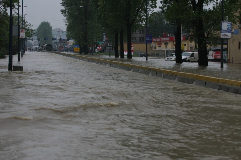 KRAKÓW POWÓDŹ PRZERWANY WAŁ