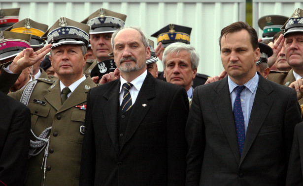 Sikorski jak Macierewicz. Polska to jeden wielki raport z likwidacji WSI [OPINIA]