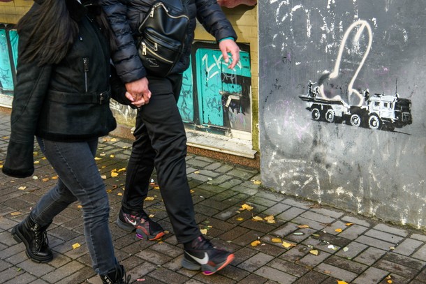 Grafiki Banksy'ego na elewacji budynku w centrum Kijowa