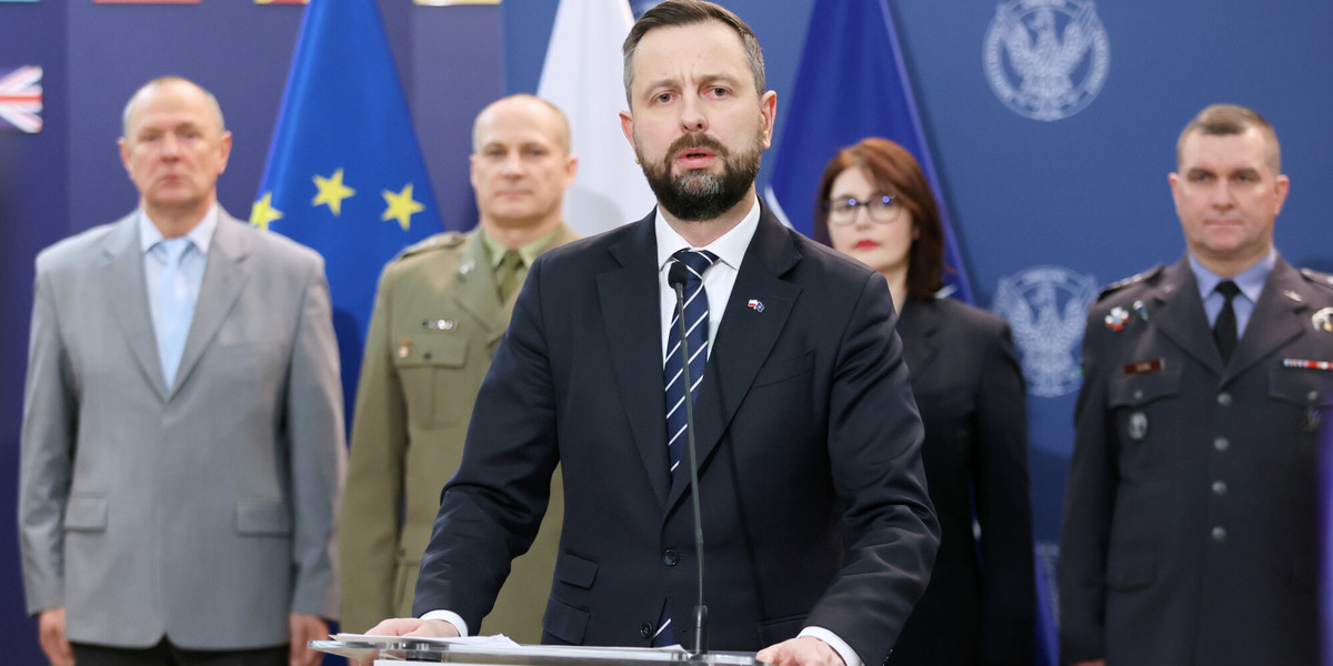 Wicepremier i minister obrony Władysław Kosiniak-Kamysz zapowiedział w piątek, że politycy nie będą na konferencjach prasowych występować na tle wojskowych.