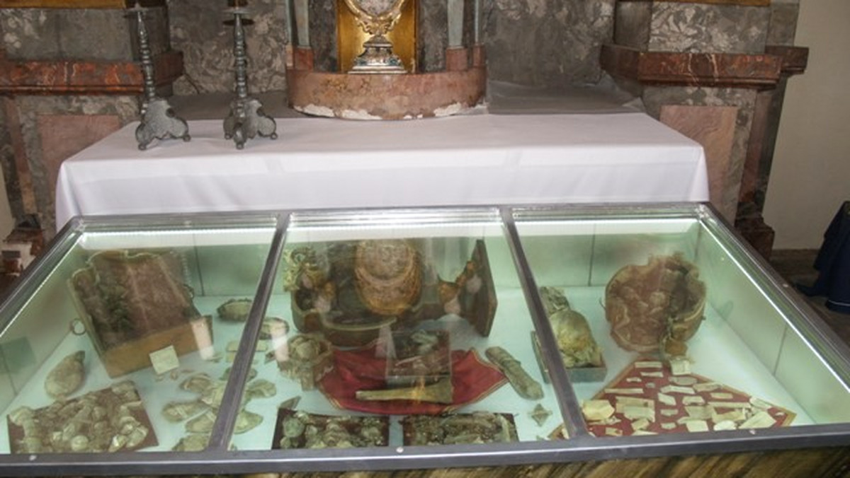 W kościele w Lubomierzu zaprezentowano relikwie 300 świętych Relikwie apostołów i Marii Magdaleny w kościele w Lubomierzu.