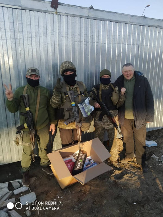 Ukraińscy żołnierze z darami z Wysp Owczych