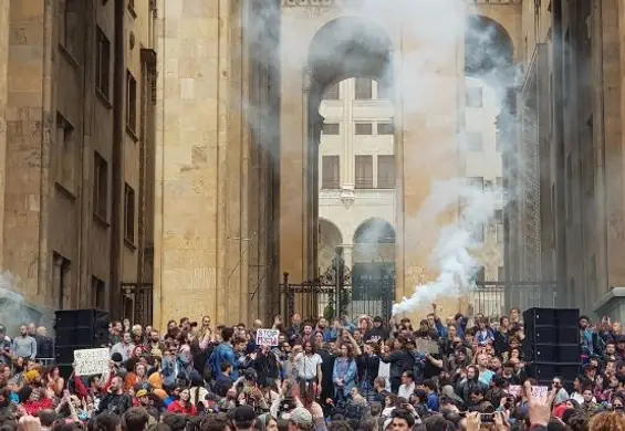 Uzbrojeni policjanci w Gruzji zamknęli jeden z najważniejszych klubów techno na świecie. Ludzie tańczą przed parlamentem w ramach protestu