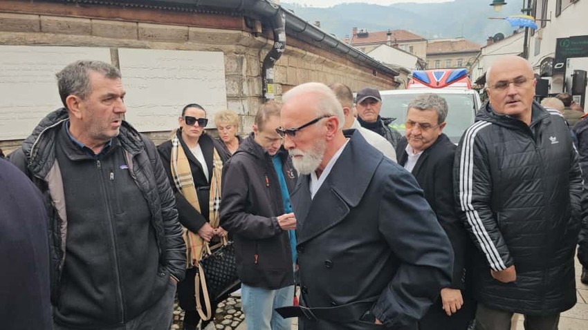 Počela sahrana Halida Bešlića, ljudi se okupljaju ispred džamije