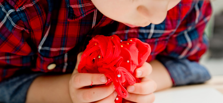 Woreczki sensoryczne – bawią i wspierają rozwój dziecka. Jak je uszyć?