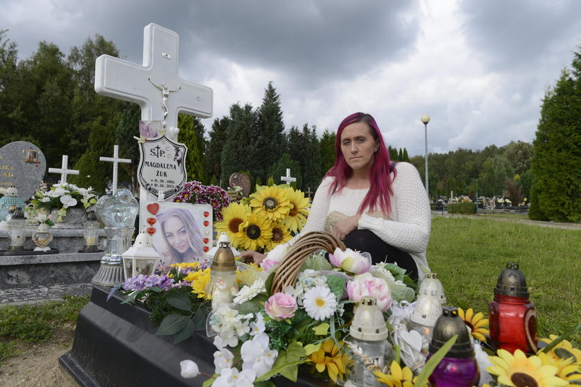 Anna Cieślińska na grobie siostry
