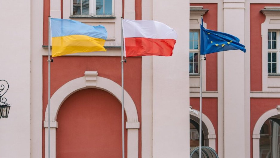 Flagi Polski, Ukrainy i Unii Europejskiej przed Urzędem Miasta Poznania fot. UMP