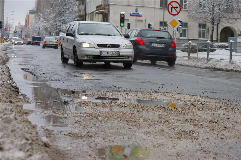 Była dziura, jest i będzie. Co za partacze!