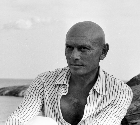 Yul Brynner z psem podczas kręcenia filmu "Latarnia na końcu świata" (1971 r.)