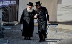 Żydzi z całego świata przybywają do Leżajska. Będą się modlić przy grobie cadyka [ZDJĘCIA]