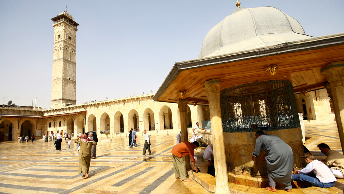 Co najmniej 23 osoby zginęły dzisiaj w zamachu samobójczym na punkt kontrolny rebeliantów z islamistycznej grupy Ahrar al-Szam w mieście Aleppo na północnym zachodzie Syrii - poinformowało Syryjskie Obserwatorium Praw Człowieka.