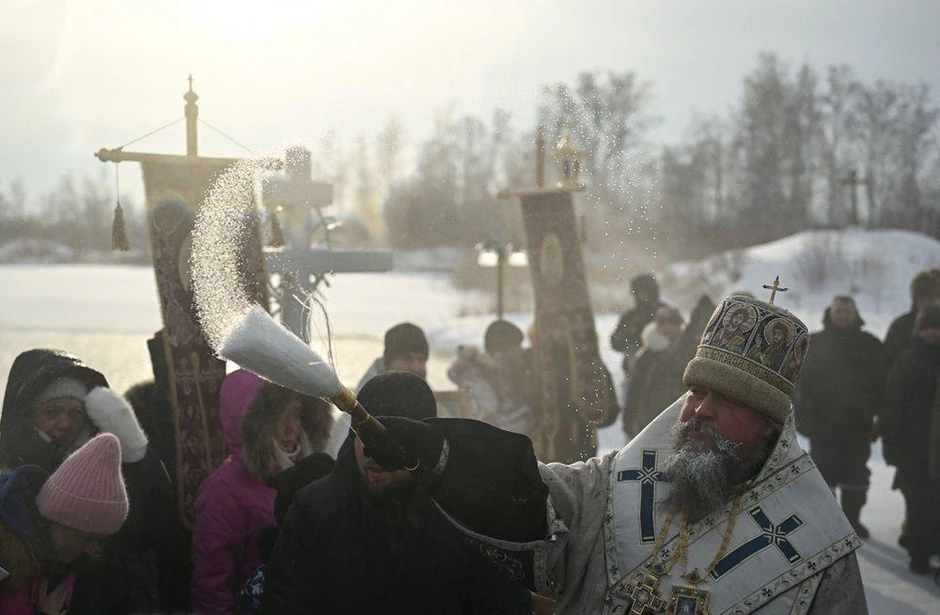 Mitropolit Dionisije blagosilja svetom vodom vernike tokom proslave pravoslavnog hrišćanskog praznika Bogojavljanja u Ačairskom manastiru u Omskoj oblasti, u Rusiji | Foto: REUTERS/Alexey Malgavko