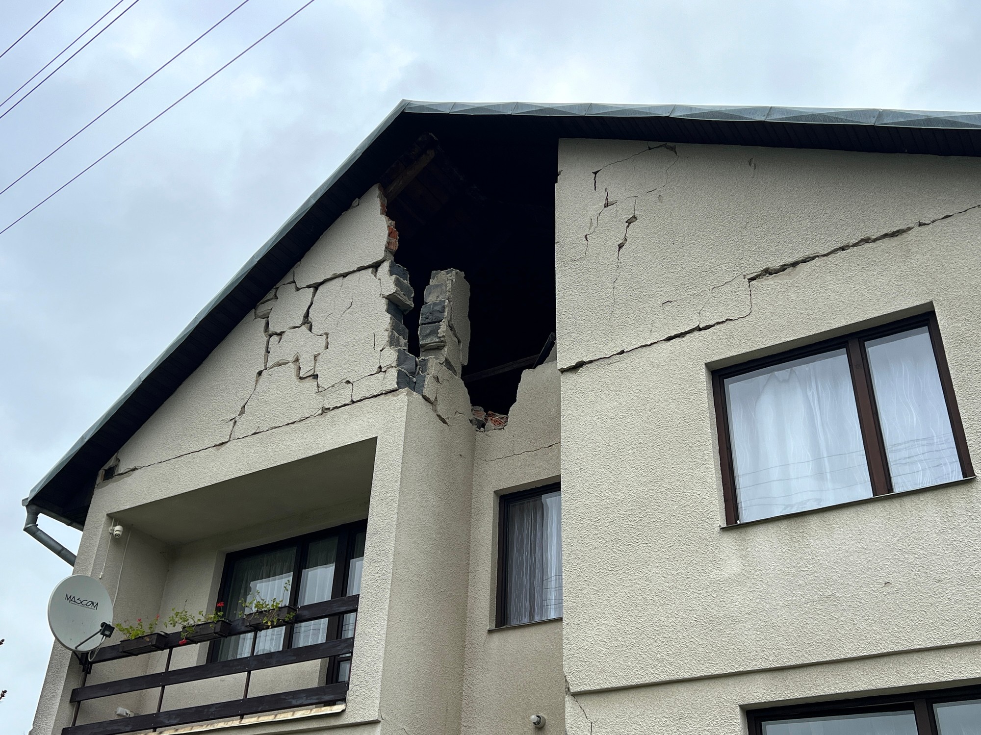 V obci Ďapalovce rátajú škody po zemetrasení.