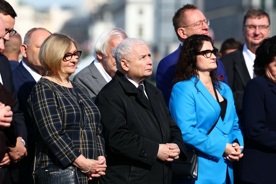 Dorota Arciszewska-Mielewczyk i Jarosław Kaczyński podczas miesięcznicy smoleńskiej  w sierpniu 2023 r.