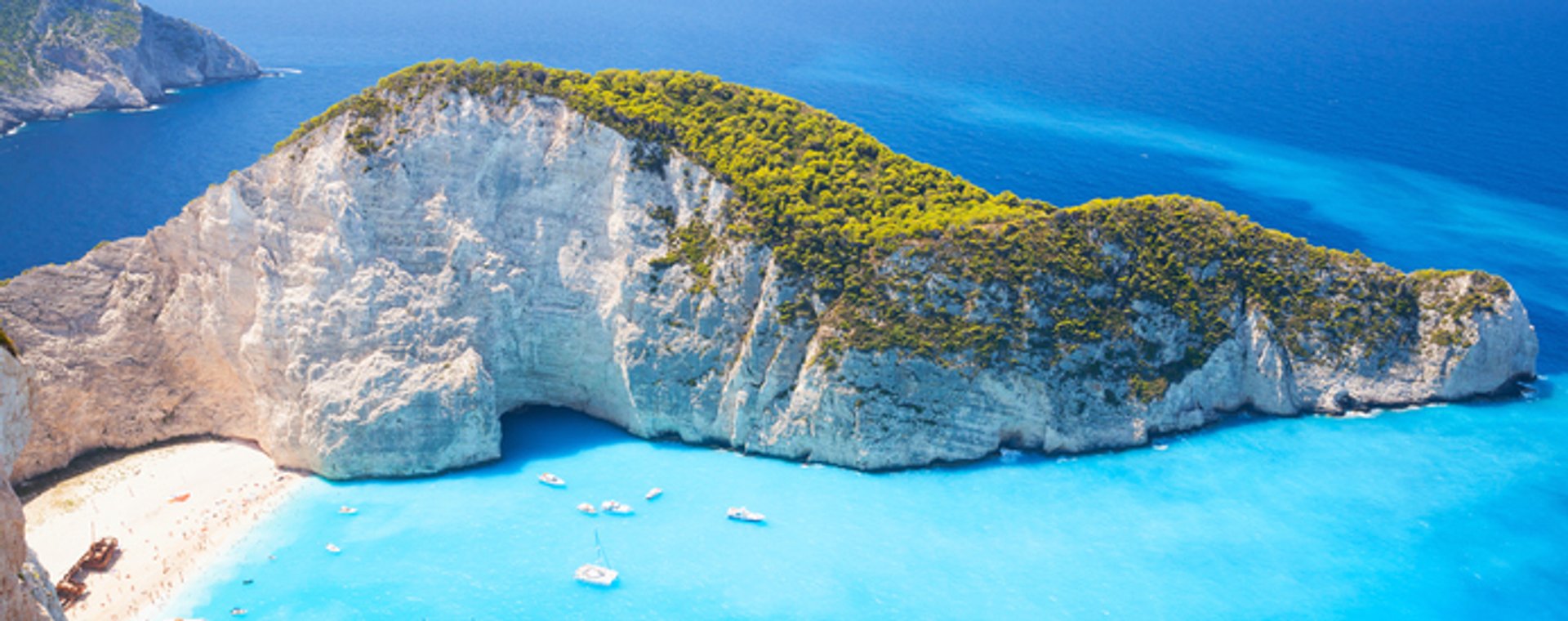 Widok na jedną z najsłynniejszych plaż na wyspie Zakynthos