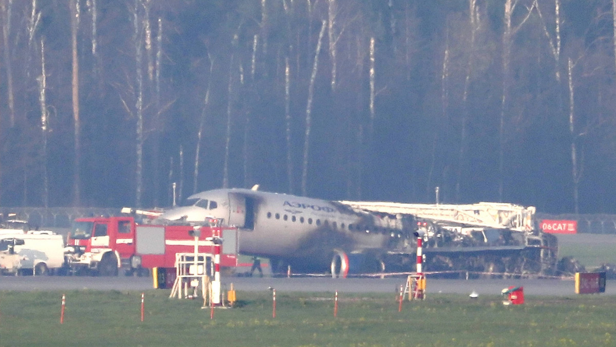 Podczas wczorajszego awaryjnego lądowania samolotu pasażerskiego Suchoj Superjet 100 na lotnisku Szeremietiewo w Moskwie zginęło 41 z 78 znajdujących się na pokładzie osób. W mediach pojawiło się nagranie katastrofy z wnętrza samolotu, zrobione przez jednego z pasażerów.