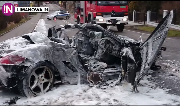 Pijany policjant roztrzaskał porsche na słupie. Samochód spłonął. WIDEO