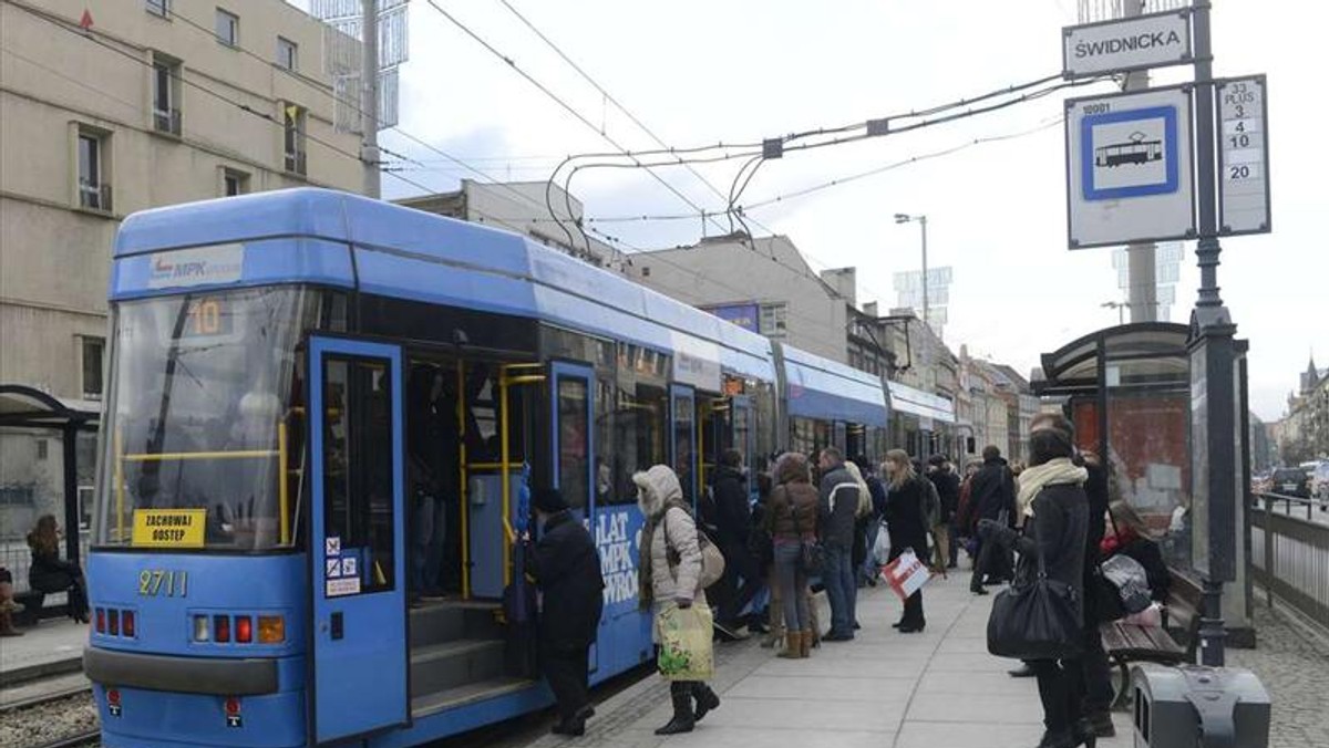 Wrocławskie MPK będzie musiało zwrócić blisko 5 mln zł unijnej, bo nie kupiło 4 tramwajów Prortamu - tak uważa Urząd Kontroli Skarbowej, który kontrolował wydatkowanie środków z UE przez rozdzielający je urząd marszałkowski. Szefostwo miejskiego przewoźnika stoi jednak na stanowisku, że wszystko zostało zrobione. Jeśli jednak przyjdzie do zapłacenia kary, zapłacą ją wrocławianie.