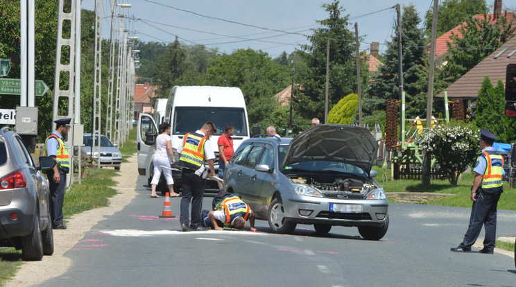 A feleség ezzel az autóval hajtott rá motoros férjére /Fotó:112.hu