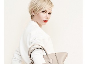 Michelle Williams bemászott egy Louis Vuitton bőröndbe