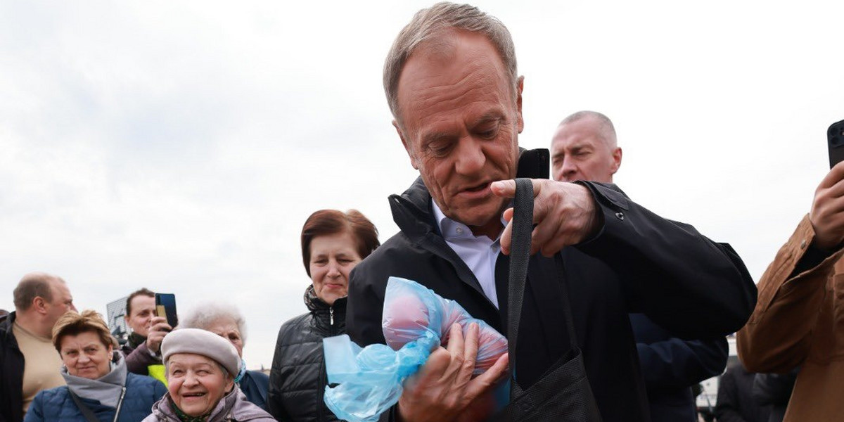 Donald Tusk odwiedził targowisko.