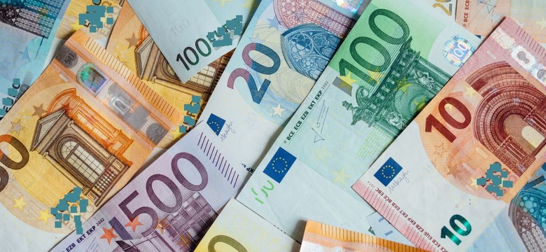 Ceny ropy rosną, złoty słabnie. Bliski Wschód znów wstrząsa giełdami [KURSY WALUT. ŚRODA. 18.06.2025]