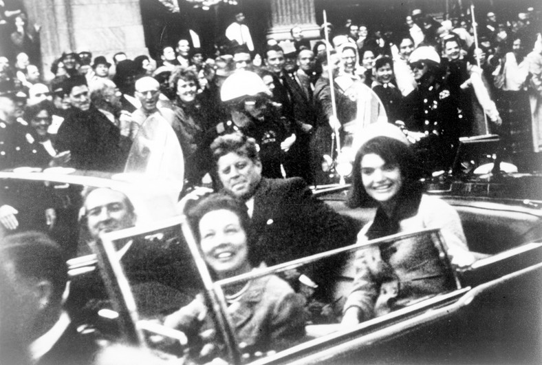 John F. Kennedy i Jacqueline Kennedy w Dallas w 1963 r. Zdjęcie wykonano tuż przed zamachem