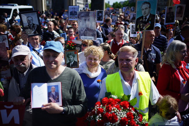 Mieszkańcy Berlina przed Bramą Brandenburską biorą udział w Marszu Pamięci Żołnierzy Armii Czerwonej