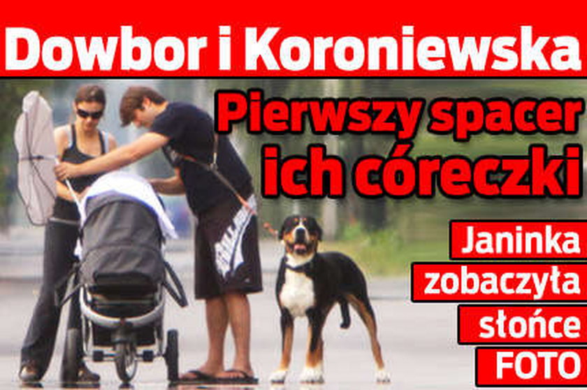 Dowbor i Koroniewska na spacerze z córeczką