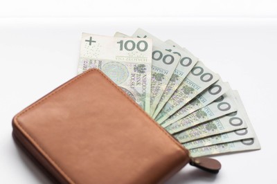 Wyższe dwa świadczenia: 1) pielęgnacyjne i 2) wspierające. Zasiłek pielęgnacyjny (215,84 zł) bez zmian [waloryzacja 2025 r.]