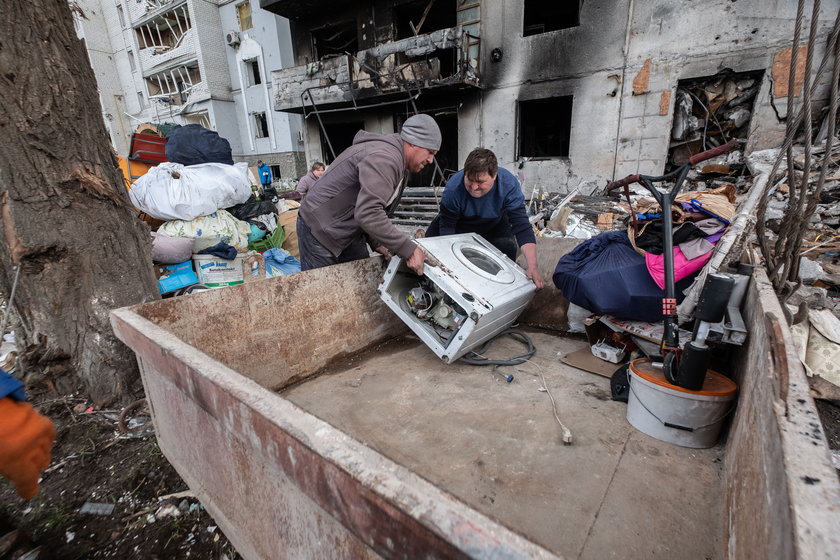 Pralka, materac, pościel, parę tobołków - tyle uratowali z mieszkania po wybuchu bomby