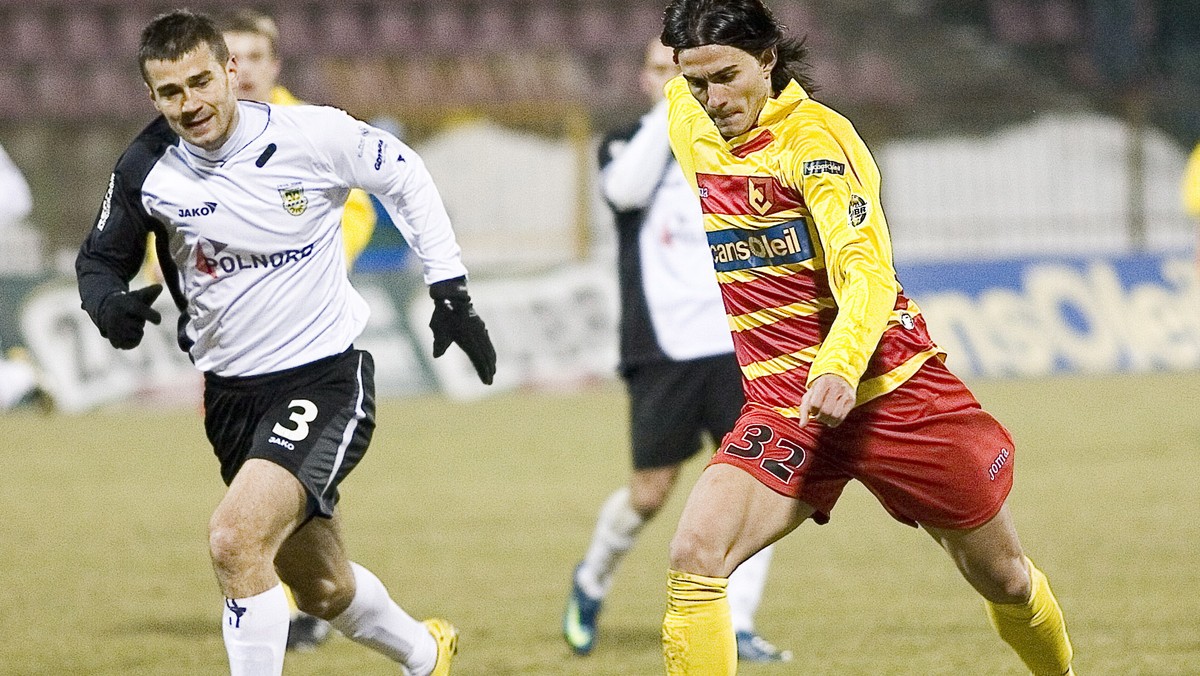 Jagiellonia Białystok wygrała ze Śląskiem Wrocław 2:0 (1:0) w meczu 4. kolejki piłkarskiej Ekstraklasy. Gospodarze tym samym odrobili już dziesięciopunktowy debet spowodowany udziałem w aferze korupcyjnej i opuścili strefę spadkową.