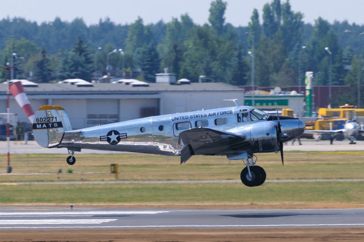 Beechcraft Twin Beach podczas pokazu lotniczego, 13 bm. Na poznańskim lotnisku Ławica odbywają się pokazy lotnicze Aerofestival 2015. (jk/cat) PAP/Jakub Kaczmarczyk