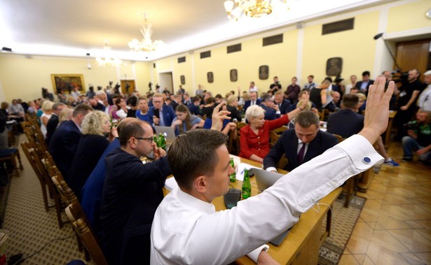 Awantura, przepychanki i walka o mikrofon w czasie nocnego posiedzenia komisji. Poprawki opozycji do ustawy o Sądzie Najwyższym przepadły