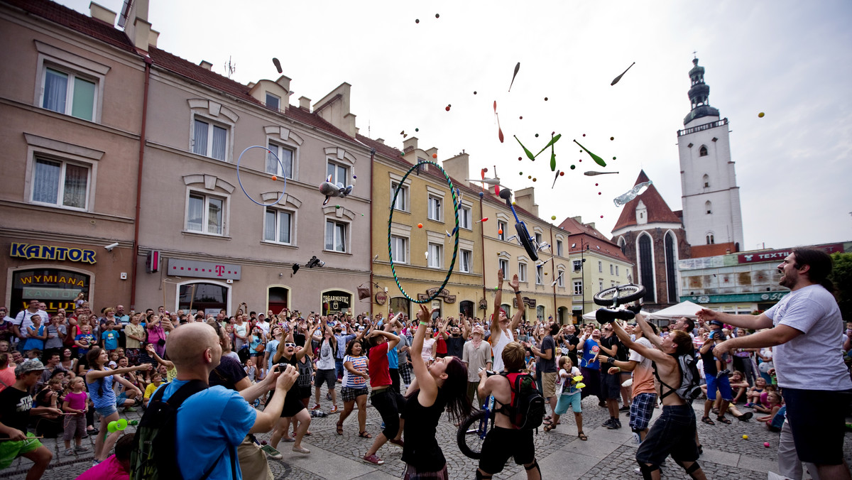 Już w najbliższy piątek rozpocznie się trzecia edycja Oleśnickiego Festiwalu Cyrkowo-Artystycznego, jednego z największych w kraju. Podczas trzydniowej imprezy centrum miasta zamieni się w scenografię dla spektakli ulicznych. Oleśnickie wydarzenie doskonale wpisuje się w obchody Europejskiej Stolicy Kultury Wrocław 2016.