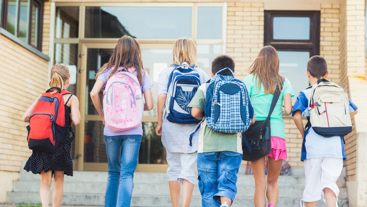 Blisko 60 proc. Polaków chce zniesienia obowiązku szkolnego dla sześciolatków, a blisko 70 proc. chce likwidacji gimnazjów i powrotu do 8-letniej szkoły podstawowej - wynika z sondażu Instytut Badań Rynkowych i Społecznych IBRiS.