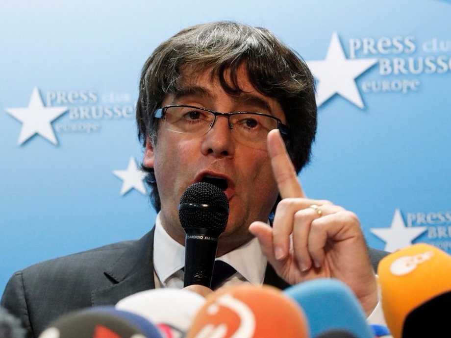 Puigdemont explains his plan to the media.