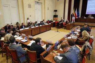 Prohibicja w Warszawie: Trzaskowski się wycofuje, wiceprezydent zrezygnował ze stanowiska