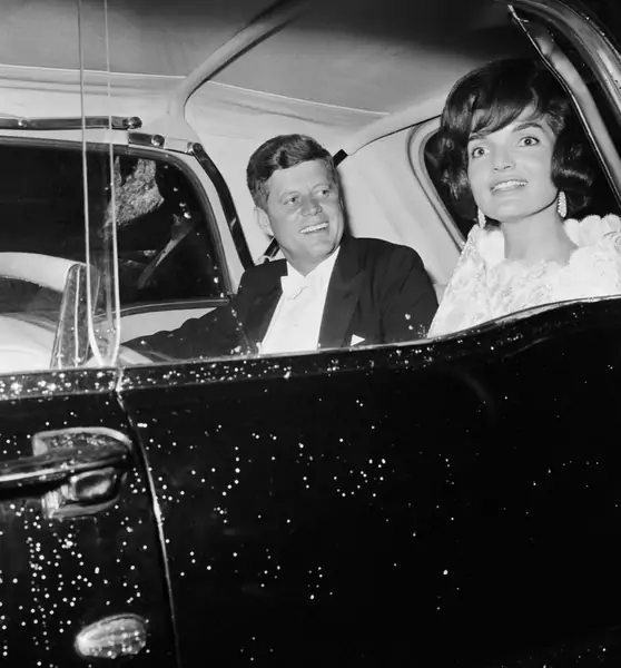 W 1951 r. Jackie zaczęła się spotykać z Johnem Kennedym. Dwa lata później, gdy senator był zdecydowany na małżeństwo Bouvier wahała się, mając na względzie jego skłonności do romansów. Ostatecznie zaręczyła się z Kennedym w czerwcu 1953 r. / Getty Images